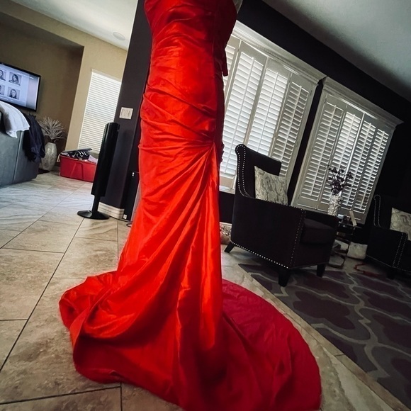 ELEGANT SZ 4 custom made Red strapless evening gown - Picture 10 of 15